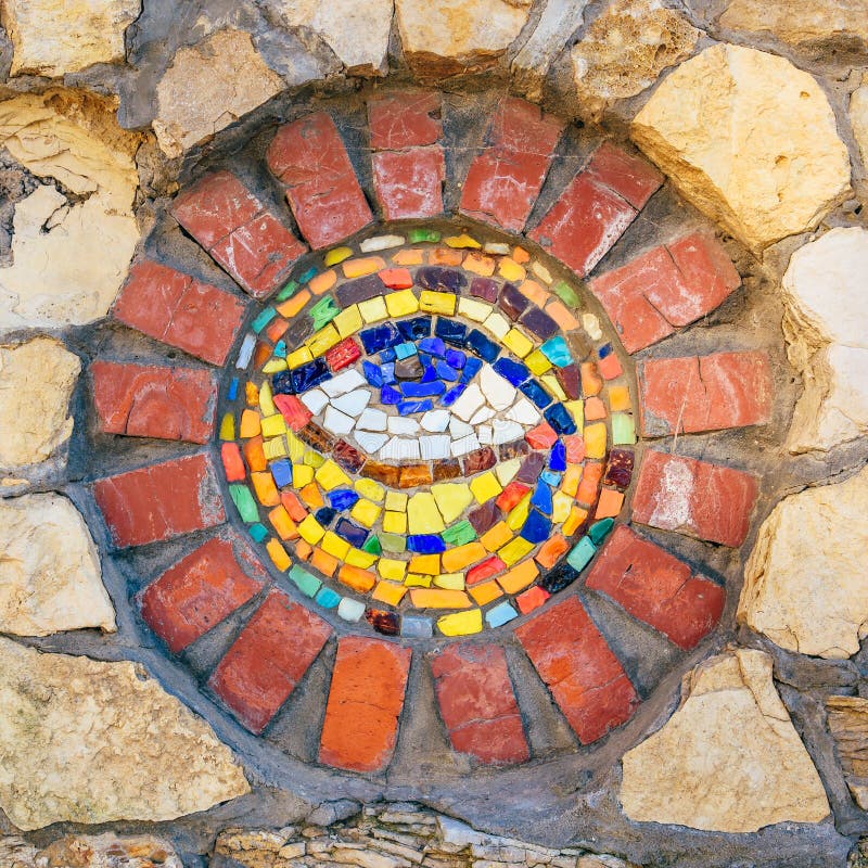Oeil de mosaïque de Horus sur le mur en pierre photo libre de droits Oeil de mosaïque de Horus sur le mur en pierre photo libre de droits