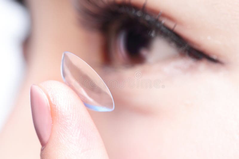 Oeil humain et verre de contact photographie stock libre de droits Oeil humain et verre de contact photographie stock libre de droits