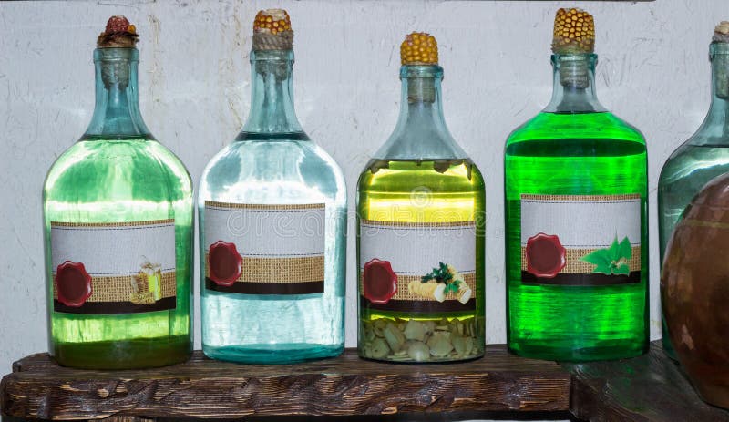 Oekraïens Russisch huis gemaakt de geest tot van de maneschijnwodka op land ki stock foto's Oekraïens Russisch huis gemaakt de geest tot van de maneschijnwodka op land ki stock foto's