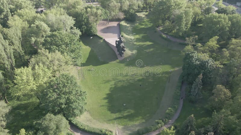 Oekraïne : babi yar. moord op joden in het teken van een gedenkteken. vlakke grijze kijkhoek