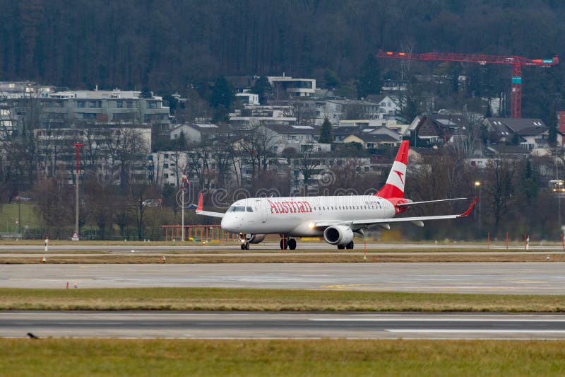 OELWD Austrian Airlines Embraer E195LR jet en Zurich, Suiza 2312025 fotografía de archivo libre de regalías