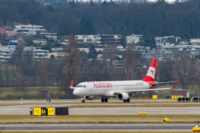 OELWD Austrian Airlines Embraer E195LR jet en Zurich, Suiza 2312025 foto de archivo libre de regalías
