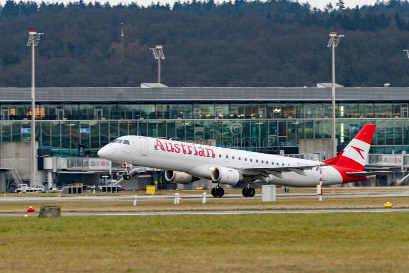 OELWD Austrian Airlines Embraer E195LR jet en Zurich, Suiza 2312025 foto de archivo libre de regalías