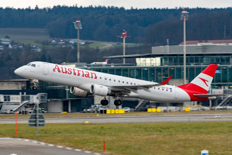 OELWD Austrian Airlines Embraer E195LR jet en Zurich, Suiza 2312025 imágenes de archivo libres de regalías