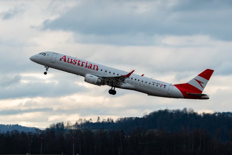 OELWD Austrian Airlines Embraer E195LR jet en Zurich, Suiza 2312025 fotos de archivo libres de regalías
