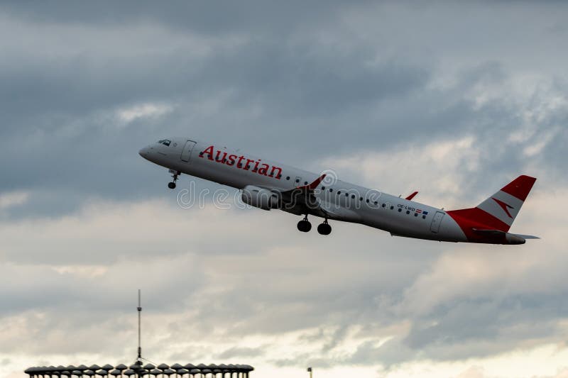 OELWD Austrian Airlines Embraer E195LR jet en Zurich, Suiza 2312025 foto de archivo