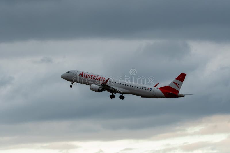 OELWD Austrian Airlines Embraer E195LR jet en Zurich, Suiza 2312025 imagenes de archivo