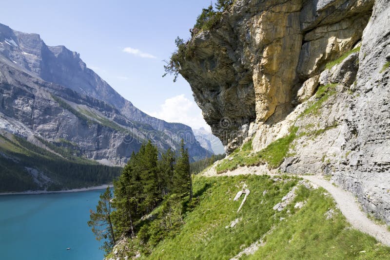 Oeschinensee Schweiziska fjällängar, Kandersteg, Bernese Oberland, Europa Carpathian Ukraina, Europa royaltyfria bilder Oeschinensee Schweiziska fjällängar, Kandersteg, Bernese Oberland, Europa Carpathian Ukraina, Europa royaltyfria bilder