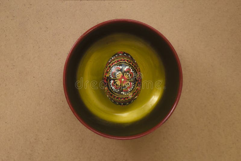 Oeuf de noir de Pâques avec un modèle fait main Configuration plate, vue supérieure, l'espace de copie photographie stock Oeuf de noir de Pâques avec un modèle fait main Configuration plate, vue supérieure, l'espace de copie photographie stock