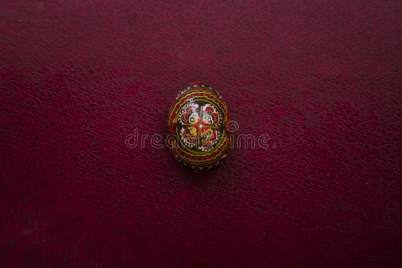 Oeuf de noir de Pâques avec un modèle fait main Vue de plan rapproché sur le fond en cuir magenta vide, endroit pour votre texte photo libre de droits Oeuf de noir de Pâques avec un modèle fait main Vue de plan rapproché sur le fond en cuir magenta vide, endroit pour votre texte photo libre de droits