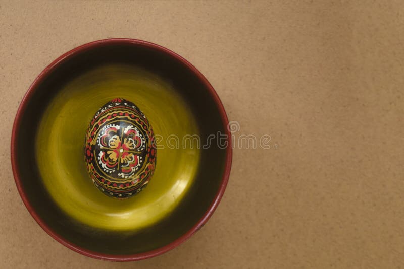 Oeuf de pâques d'un plat peint dans le noir avec un modèle fait main photos libres de droits Oeuf de pâques d'un plat peint dans le noir avec un modèle fait main photos libres de droits