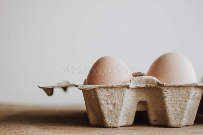 Oeuf de raff de P?ques Concept minimal de P?ques Paquet de vacances de hippie de m?tier, bo?te de carton image libre de droits Oeuf de raff de P?ques Concept minimal de P?ques Paquet de vacances de hippie de m?tier, bo?te de carton image libre de droits