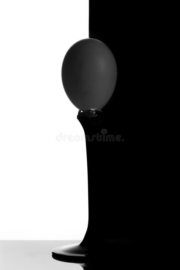 Oeuf entier sur le concept en verre de jambe de l'expédition postale du symbole de départ fragile images stock Oeuf entier sur le concept en verre de jambe de l'expédition postale du symbole de départ fragile images stock