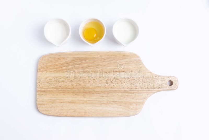Oeuf, farine, lait, planche à découper image stock Oeuf, farine, lait, planche à découper image stock