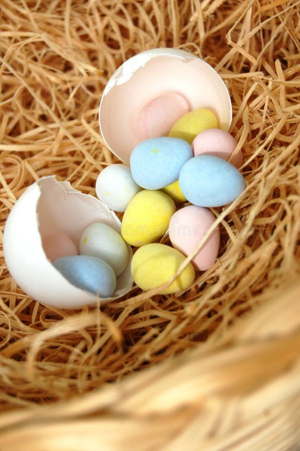 Oeuf fendu avec Mini Chocolate Eggs Inside photo stock Oeuf fendu avec Mini Chocolate Eggs Inside photo stock