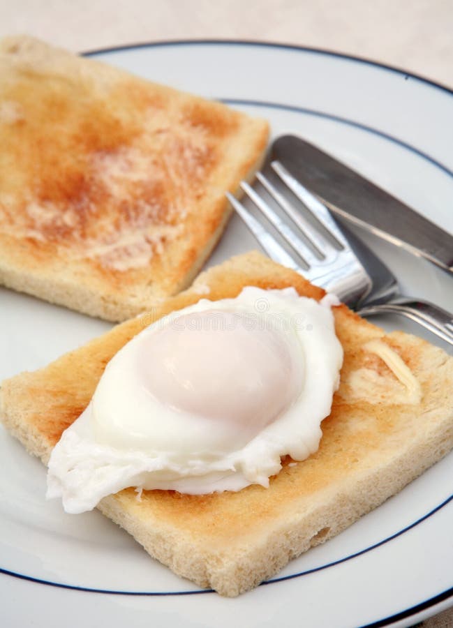 Oeuf poché sur le pain grillé photographie stock libre de droits Oeuf poché sur le pain grillé photographie stock libre de droits