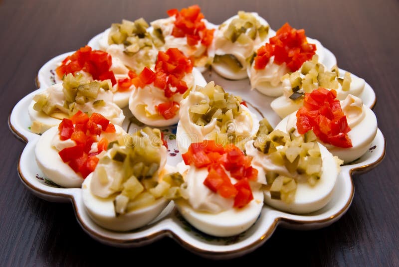 Oeufs avec le concombre et le poivron rouge image libre de droits Oeufs avec le concombre et le poivron rouge image libre de droits