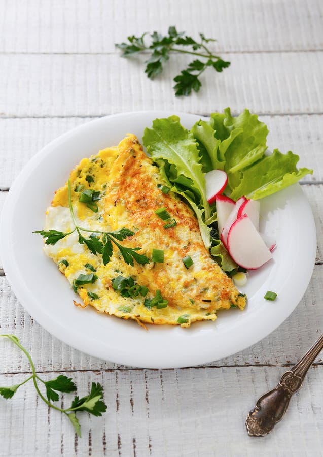 Oeufs brouillés avec des radis photo libre de droits Oeufs brouillés avec des radis photo libre de droits