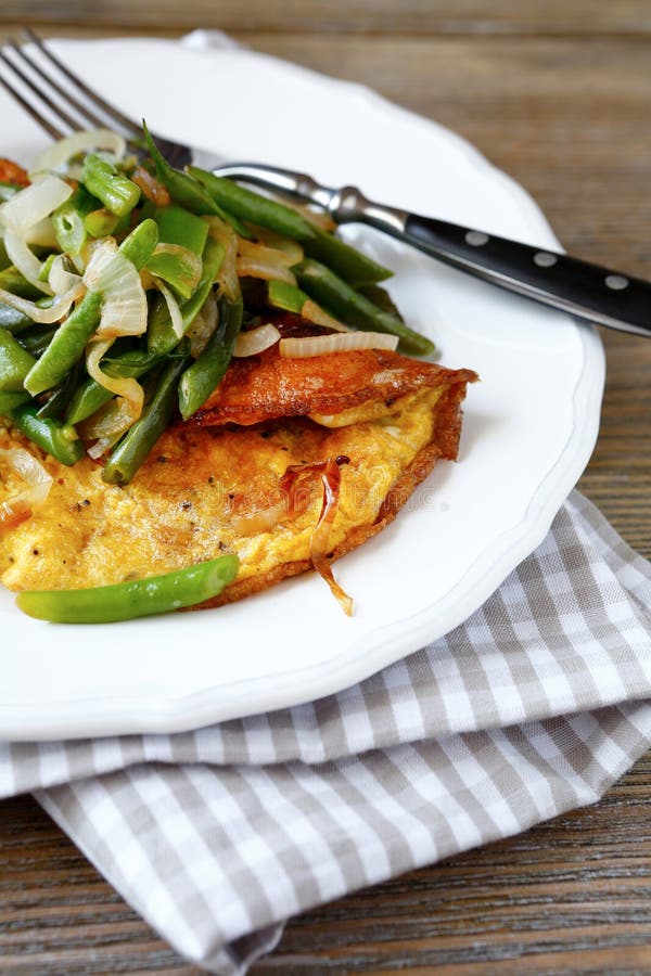 Oeufs brouillés avec les haricots verts photo stock Oeufs brouillés avec les haricots verts photo stock