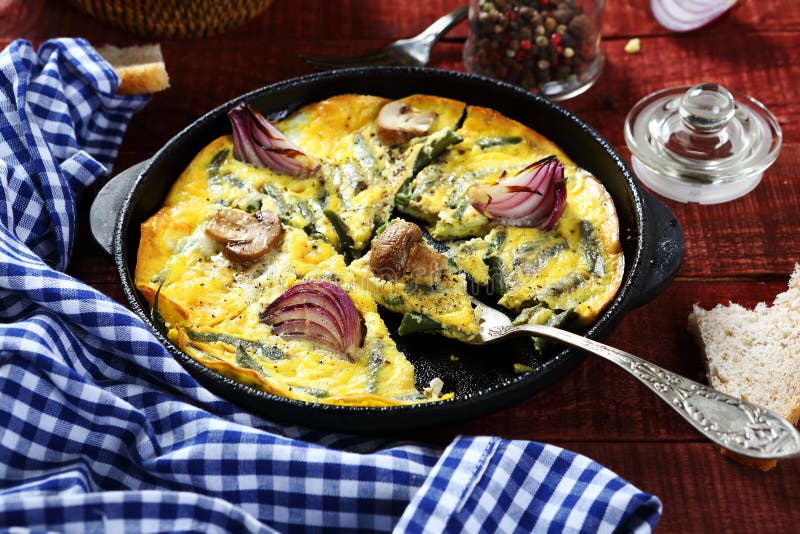 Oeufs brouillés dans une casserole sur les conseils image stock Oeufs brouillés dans une casserole sur les conseils image stock