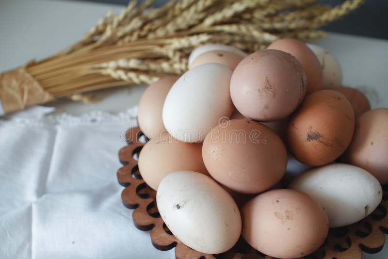 Oeufs bruns de poulet cru organique frais de la ferme et du pain chaud de grain avec des graines de lin R?gime sain photo libre de droits Oeufs bruns de poulet cru organique frais de la ferme et du pain chaud de grain avec des graines de lin R?gime sain photo libre de droits