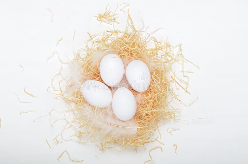 Oeufs dans un nid de foin sur un fond blanc Composition en Pâques de concept, vacances de ressort, nourriture saine Vue supérieur image stock Oeufs dans un nid de foin sur un fond blanc Composition en Pâques de concept, vacances de ressort, nourriture saine Vue supérieur image stock