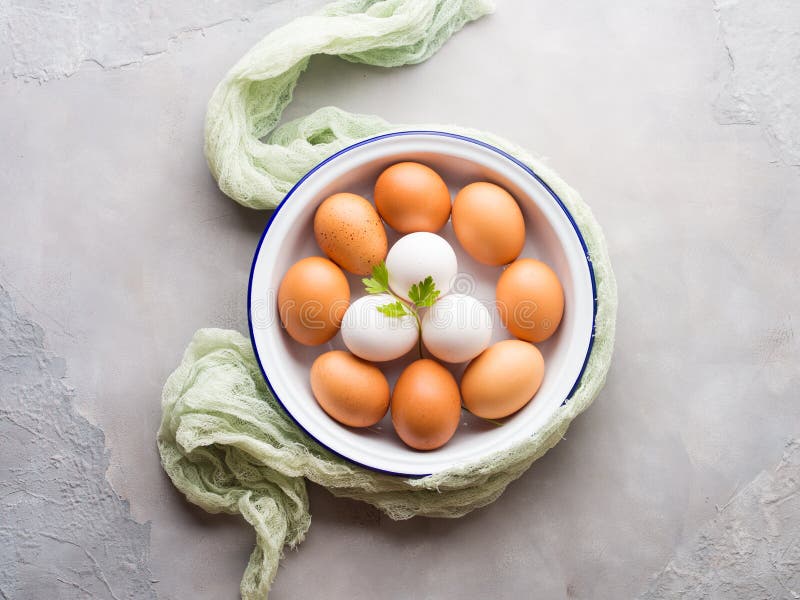 Oeufs de poule blancs et bruns dans la cuvette photo stock Oeufs de poule blancs et bruns dans la cuvette photo stock