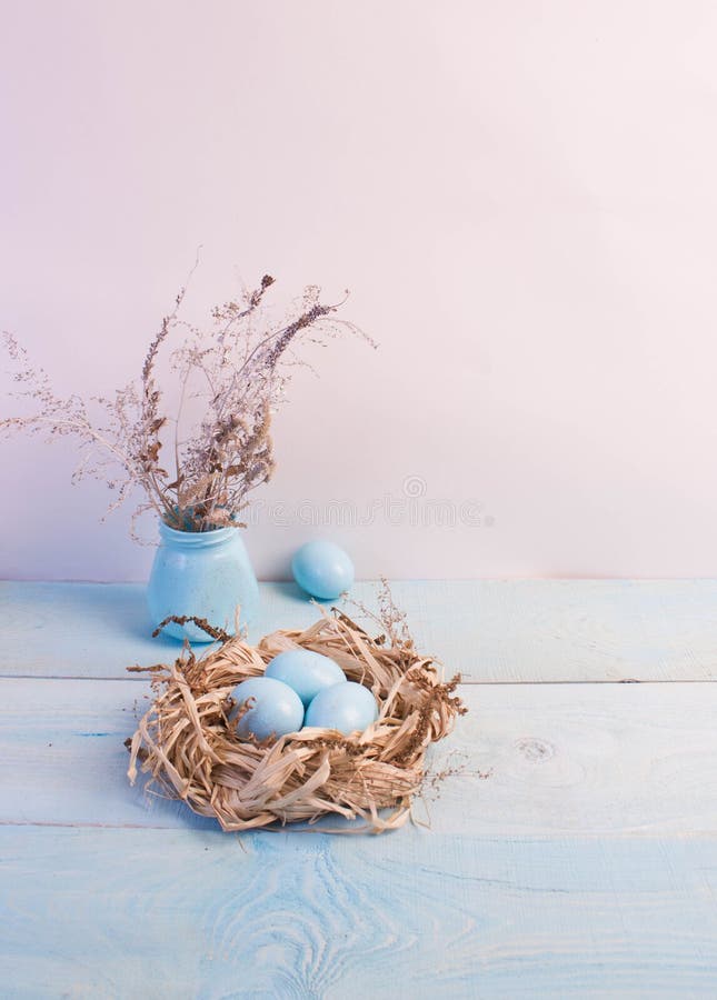 Oeufs de pâques bleus dans le nid sur le fond en bois photo stock Oeufs de pâques bleus dans le nid sur le fond en bois photo stock