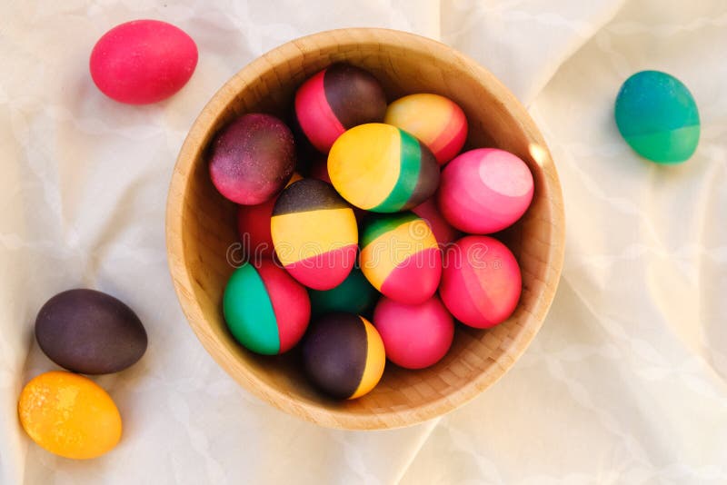 Oeufs de pâques colorés décoratifs dans une cuvette en bois photo libre de droits Oeufs de pâques colorés décoratifs dans une cuvette en bois photo libre de droits