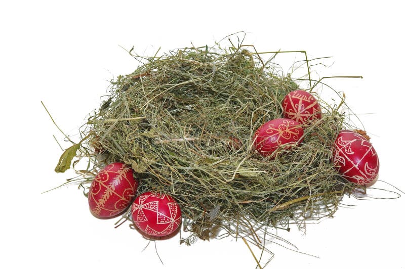 Oeufs de pâques rouges en foin image stock Oeufs de pâques rouges en foin image stock
