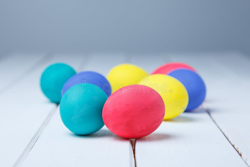 Oeufs de pâques sur la table en bois Joyeuses Pâques ! ! ! fin image libre de droits Oeufs de pâques sur la table en bois Joyeuses Pâques ! ! ! fin image libre de droits
