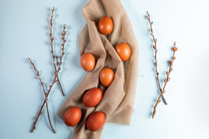 Oeufs de pâques sur le textile beige avec des branches de saule sur le fond bleu-clair Mobilophone jaune image libre de droits Oeufs de pâques sur le textile beige avec des branches de saule sur le fond bleu-clair Mobilophone jaune image libre de droits