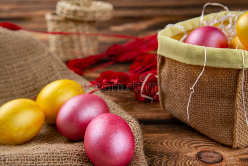 Oeufs de p?ques sur une toile ? sac et un fond en bois Oeufs brillants multicolores lumineux heureux de P?ques p?ques Fond avec d images stock Oeufs de p?ques sur une toile ? sac et un fond en bois Oeufs brillants multicolores lumineux heureux de P?ques p?ques Fond avec d images stock