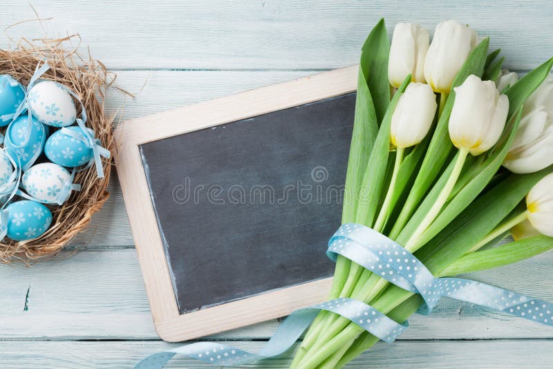 Oeufs de pâques, tableau et tulipes blanches photographie stock Oeufs de pâques, tableau et tulipes blanches photographie stock