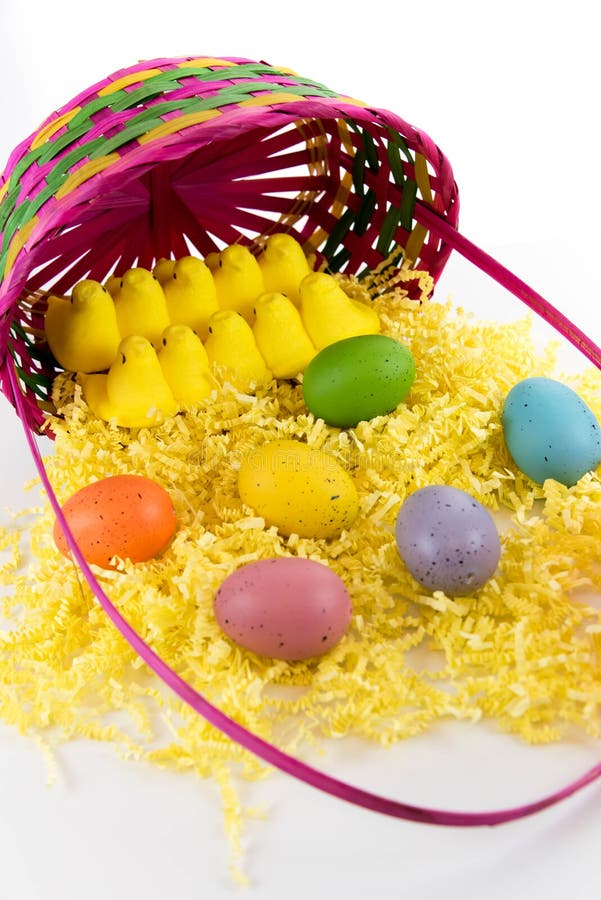 Oeufs, poussins et panier colorés de pâques photo libre de droits Oeufs, poussins et panier colorés de pâques photo libre de droits