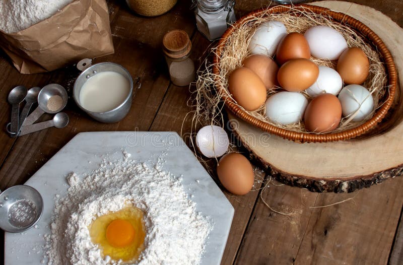 Oeufs, pâte et farine sur la table en bois avec le fond de floc pour un objet dans une boulangerie photographie stock libre de droits Oeufs, pâte et farine sur la table en bois avec le fond de floc pour un objet dans une boulangerie photographie stock libre de droits