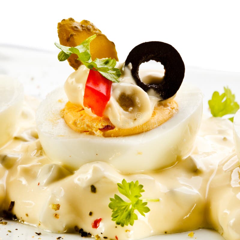 Oeufs à la coque avec la mayonnaise image libre de droits Oeufs à la coque avec la mayonnaise image libre de droits