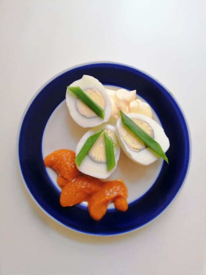 Oeufs à la coque, caviar et mayonnaise images stock Oeufs à la coque, caviar et mayonnaise images stock