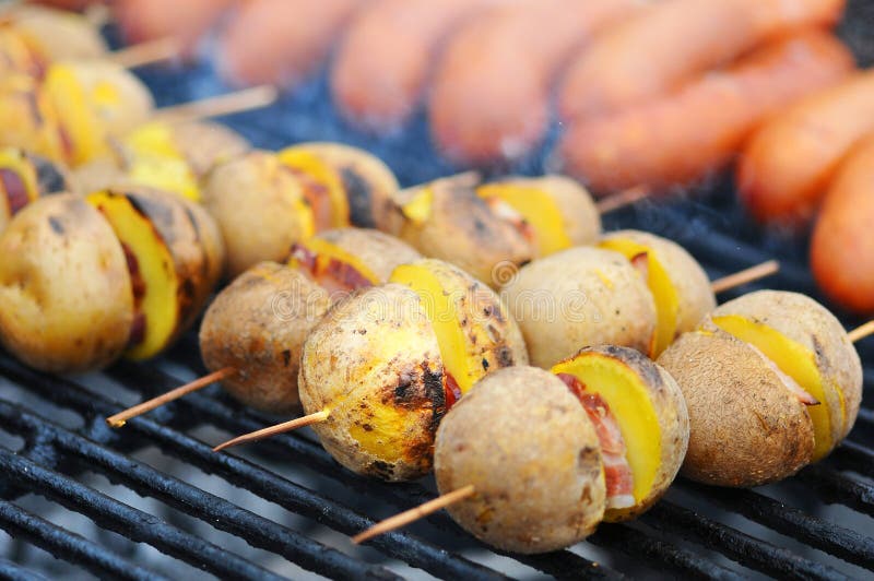 Ofenkartoffel mit Zwiebel und Speck Kartoffeln auf dem Grill Abschluss oben stockfoto Ofenkartoffel mit Zwiebel und Speck Kartoffeln auf dem Grill Abschluss oben stockfoto