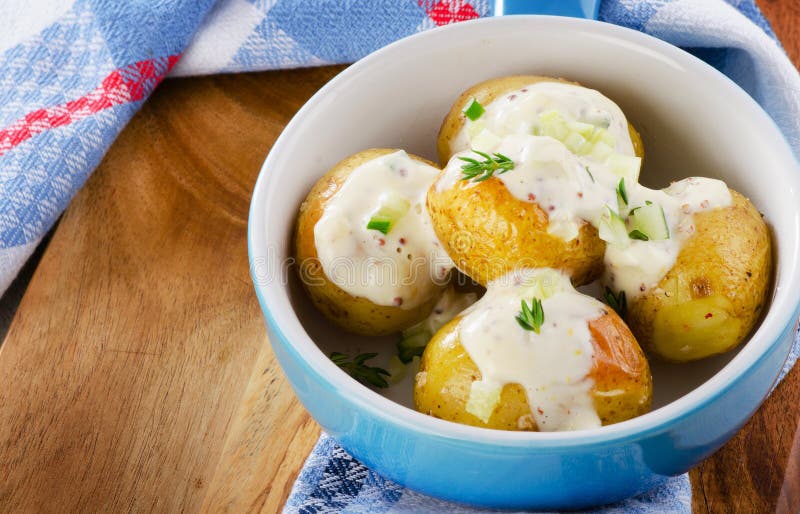 Heiße Ofenkartoffeln Mit Gemüse Und Sauerrahm Stockbild - Bild von ...
