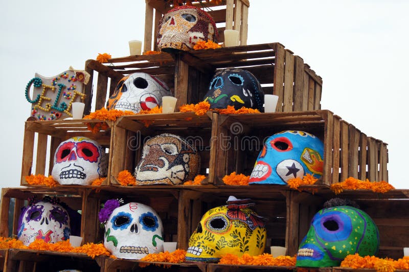 Ofertas, crânios, ofícios relativos ao dia dos mortos em México Festividade completamente das cores e das tradições que nos faz r fotografia de stock Ofertas, crânios, ofícios relativos ao dia dos mortos em México Festividade completamente das cores e das tradições que nos faz r fotografia de stock