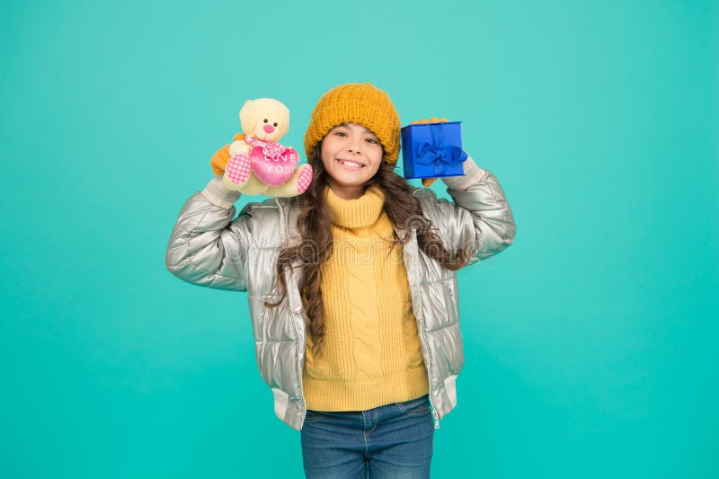 Ofertas Rentables Y Descuentos De Temporada Venta Especial De Artículos  Para Niños Compras De Invierno Ropa De Invierno Para Niña Imagen de archivo  - Imagen de cabritos, agradable: 167193945