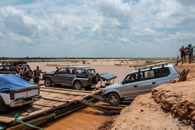 Off-road Voertuigen schepen op aken in om Tsiribihina te kruisen stock fotografie Off-road Voertuigen schepen op aken in om Tsiribihina te kruisen stock fotografie