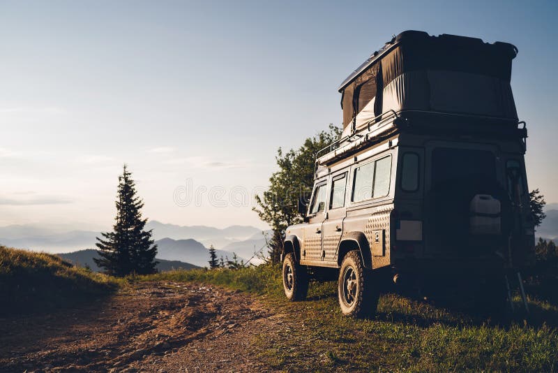 Off-road 4x4 s vyklápacou zdvíhacou strechou skladovacie stanu na spanie na špinavej poľnej ceste v slovenských horách v