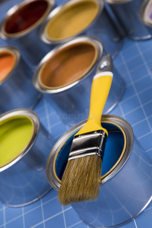 Offene Dosen Farbe, Bürste, blauer Hintergrund lizenzfreies stockfoto Offene Dosen Farbe, Bürste, blauer Hintergrund lizenzfreies stockfoto