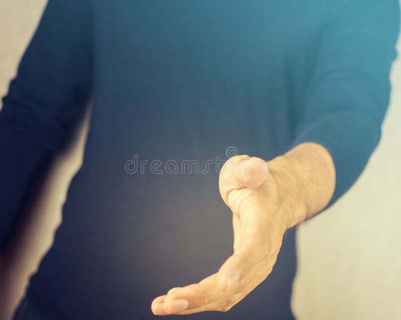 Offene Hand des Mannes in Richtung zu, Gruß und Erreichen lizenzfreie stockfotografie Offene Hand des Mannes in Richtung zu, Gruß und Erreichen lizenzfreie stockfotografie