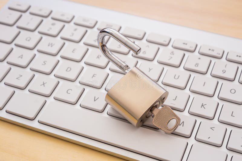 Offener Schlüssel auf Tastatur, blockchain Geschäft lizenzfreie stockfotos Offener Schlüssel auf Tastatur, blockchain Geschäft lizenzfreie stockfotos