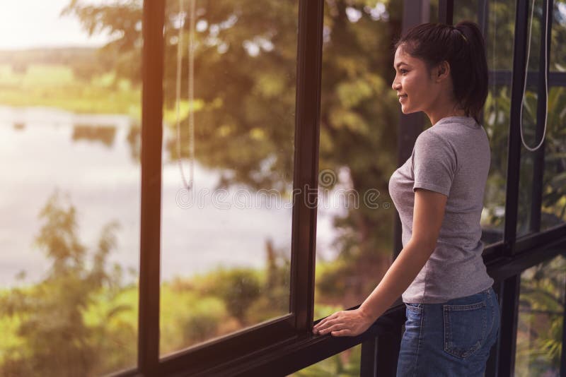 Offenes Fenster der Frau und Schauen zur Natur stockfotografie Offenes Fenster der Frau und Schauen zur Natur stockfotografie