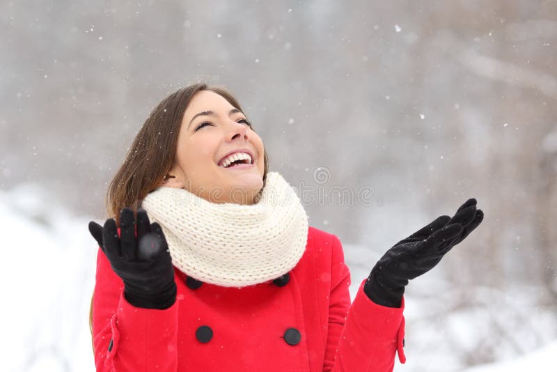 Offenes glückliches Mädchen, das Schnee im Winter genießt