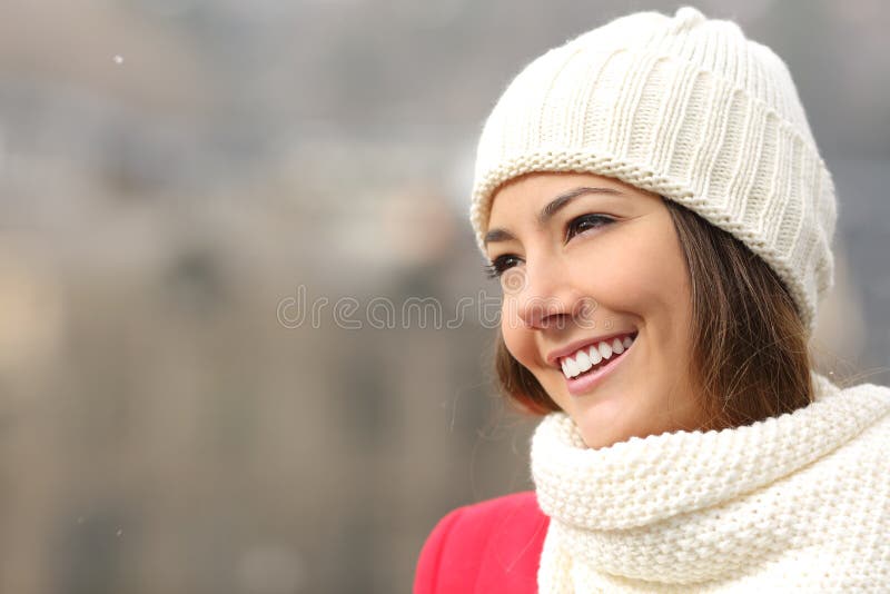 Offenes Mädchen mit den weißen Zähnen und Lächeln im Winter